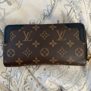 Louis Vuitton Zippy Wallet *price is firm